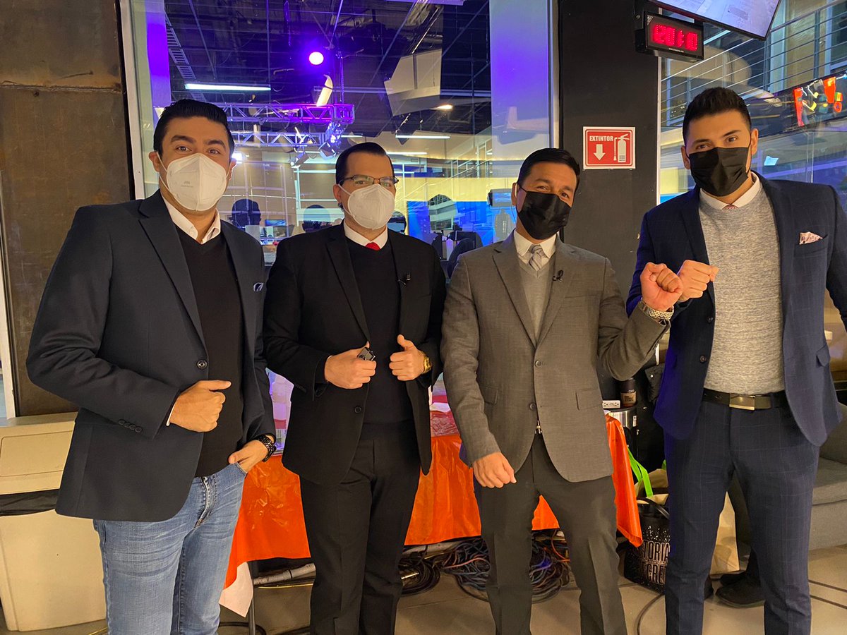nelvaldez's tweet photo. Hoy el equipo de Telediario Vespertino venimos con suéter gris y negro 😂

¿A quien le van? #TeamGris o #TeamNegro https://t.co/uNqYJiztnw