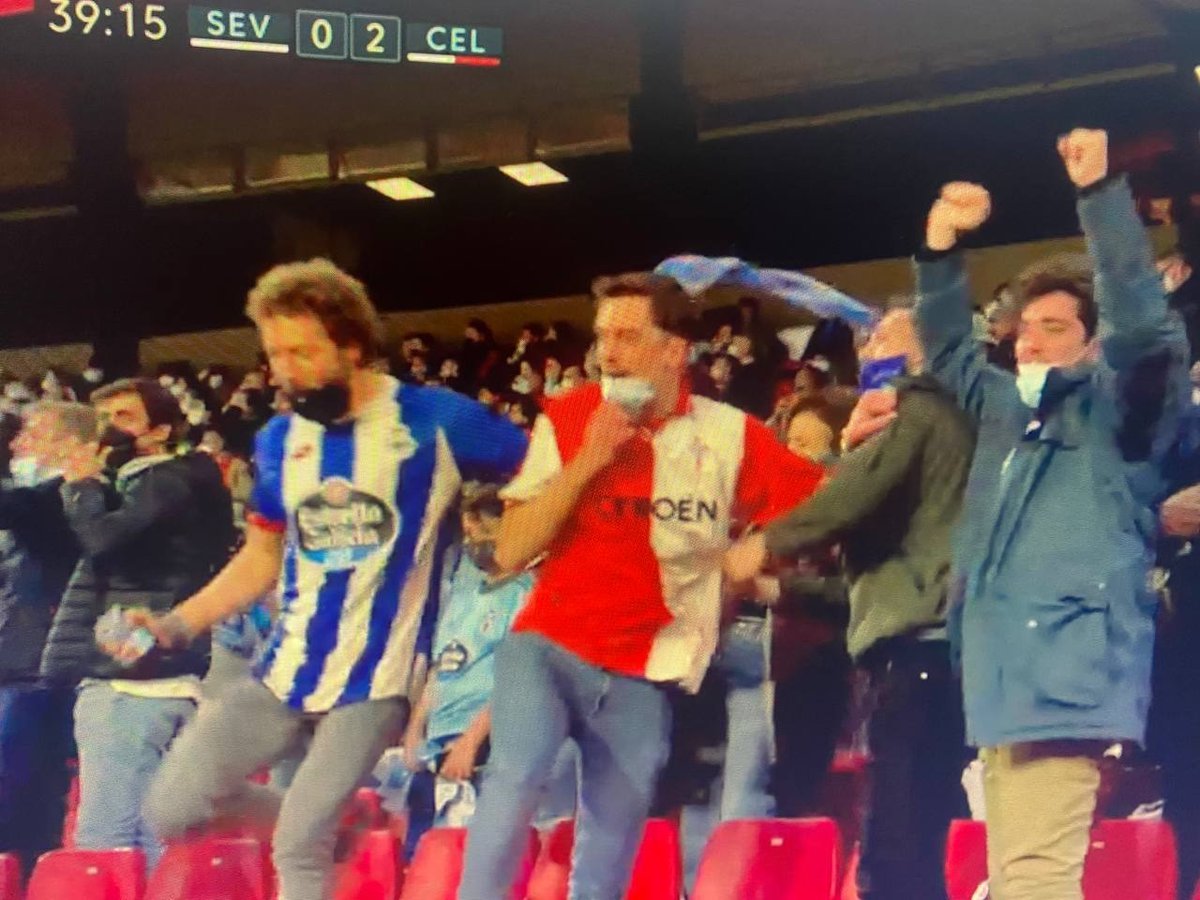 marqoss's tweet photo. Me pueden explicar qué hace uno con la camiseta del Deportivo celebrando un gol del Celta en el Pizjuán!?!?! https://t.co/xrYqP27f7Q