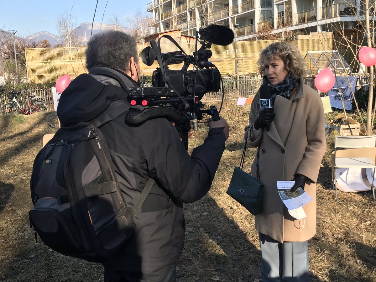 EmilieCChalas's tweet photo. Rencontre avec les habitants du quartier #Beauvert à #Grenoble concernant le projet #GrainedeBitume.
👉La gestion de ce dossier par la majorité municipale montre une nouvelle fois l’éloignement entre les discours et la réalité. Retour à la case départ pour les porteurs du projet. https://t.co/TbxsEXQtjz