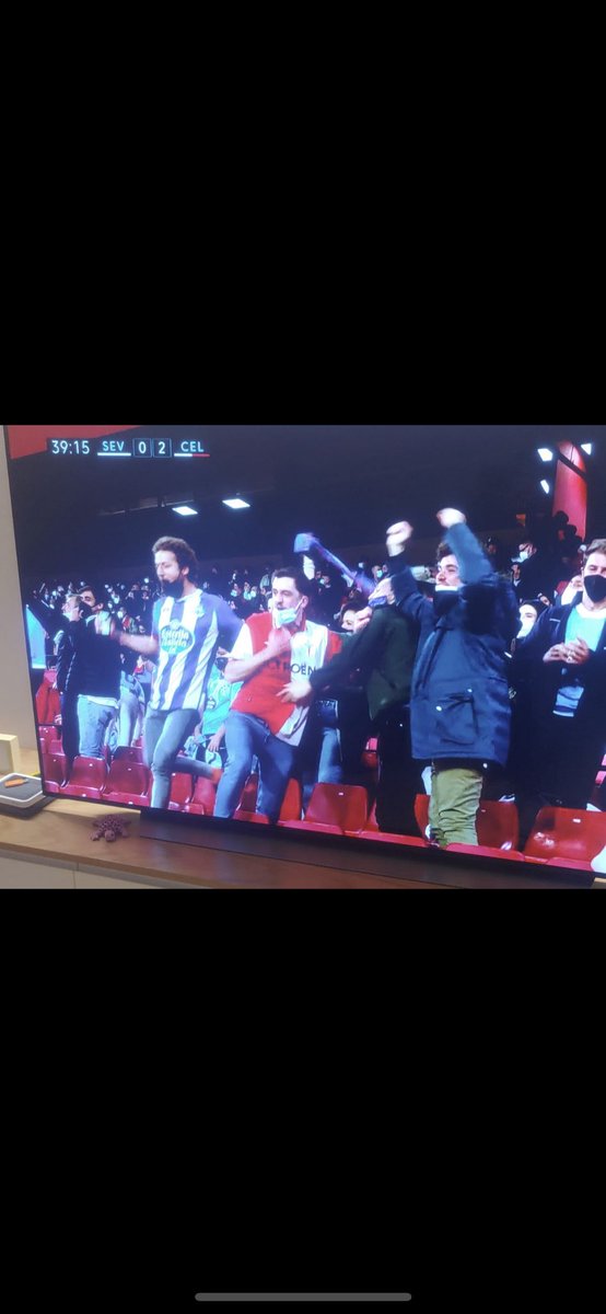 Viendo al <a href="/RCCelta/">Celta</a> por la tv y ver qué hay aficionados del Coruña celebrando un gol de <a href="/aspas10/">Iago Aspas Juncal</a> #cousasveredes