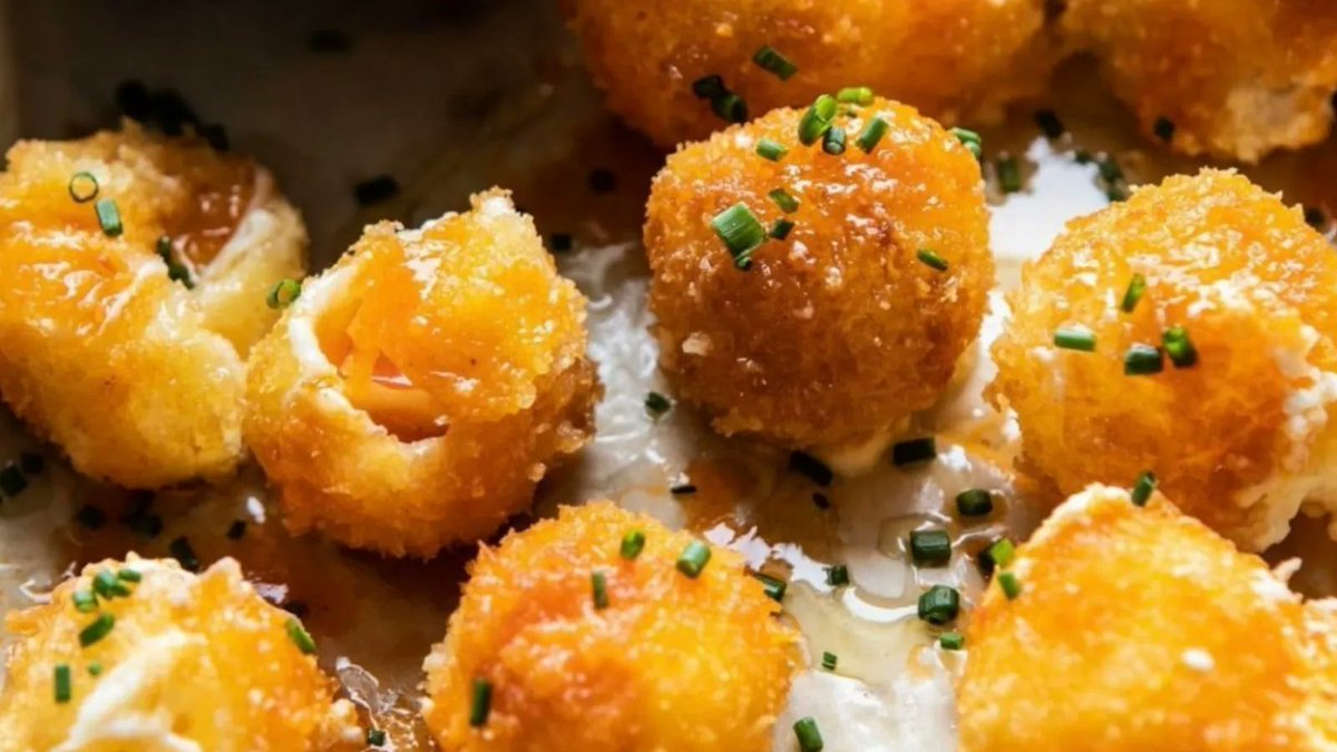 It is #NationalHotSauceDay. We love the versatility of hot sauce... it can be served with wings, pizza, hoagies and more! Link here to some hot sauce recipes buff.ly/3qHcdxh
#hotsauce #buffalosauce #wingsauce