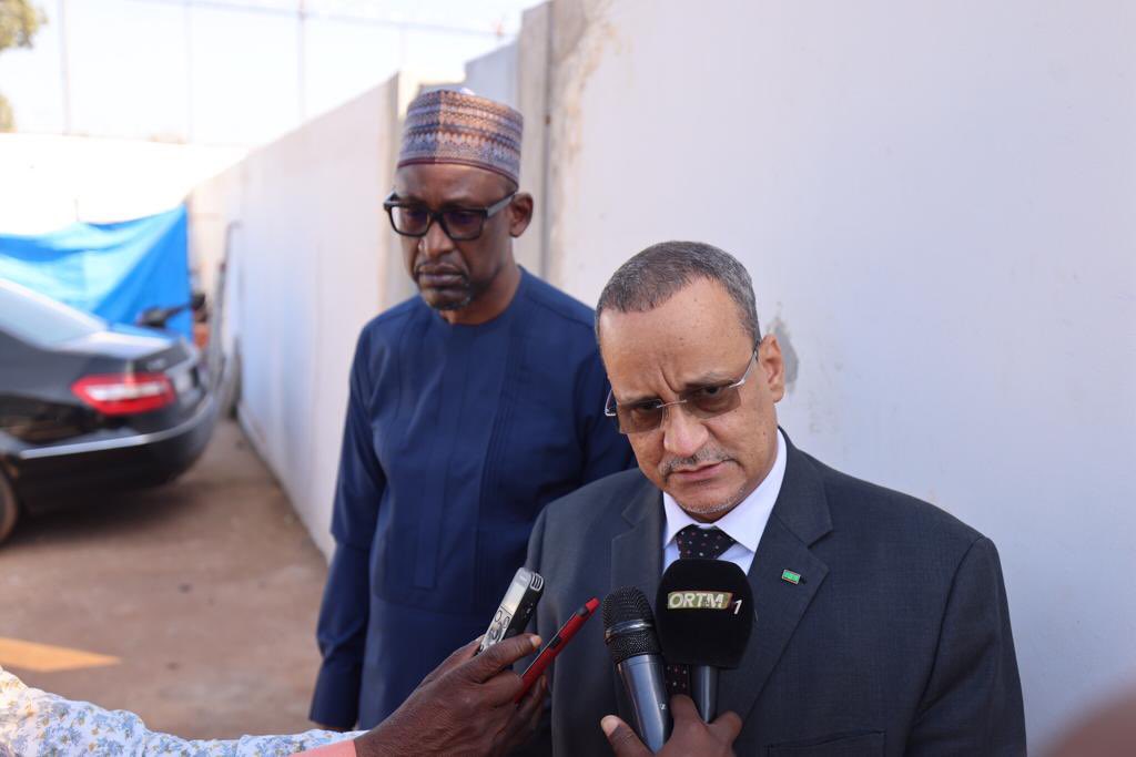 PresidenceMali's tweet photo. Le Pdt de la Transition, SE @GoitaAssimi, a reçu en audience ce samedi dans sa résidence à Kati, une délégation de la République Islamique de Mauritanie, conduite par SE, Ismail Ould Cheick AHMED, Min des Affaires Étrangères de la Coopération et des Mauritaniens de l'extérieur. https://t.co/X9jjDKdNwo