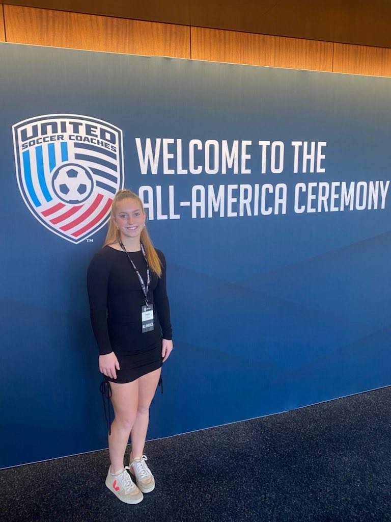 MelissaReale11's tweet photo. Lucky you Sophie to be a part of a winning culture full of amazing coaches and teammates ❤️
#allamerican #hinghamhighschool https://t.co/0xoQops5WT