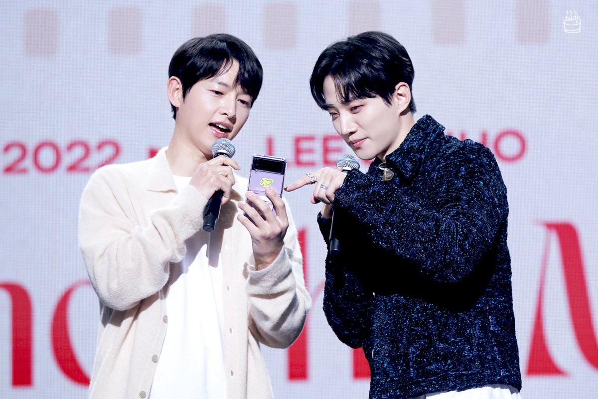 _jja_jang_'s tweet photo. 220122 이준호 팬미팅
JUNHO THE MOMENT 직찍_5

두분 우정 뽀렙,,,💛
투샷 너무 아름답고요 절경이고 장관입니다

#준호 #이준호 #JUNHO #송중기 https://t.co/oOmjn5E0ux