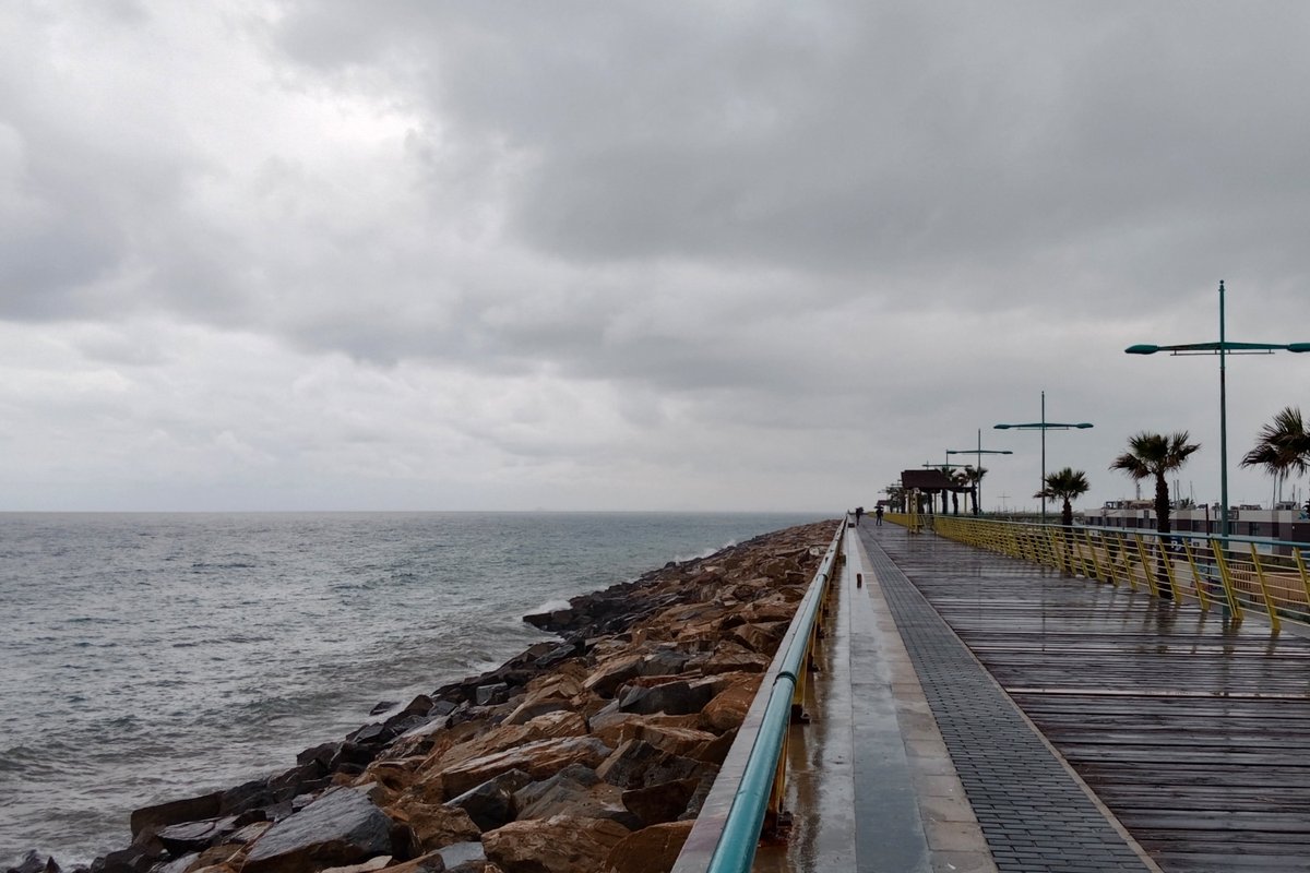 ¿Hasta cuando seguiremos con nubes y lluvias? Probablemente hasta el martes, aunque con matices. En los próximos tres días se mantendrá la probabilidad de lluvias débiles, pero también tendremos ratos de sol. Las fotos desde el dique de Levante nos las envía Adrián Rodríguez.