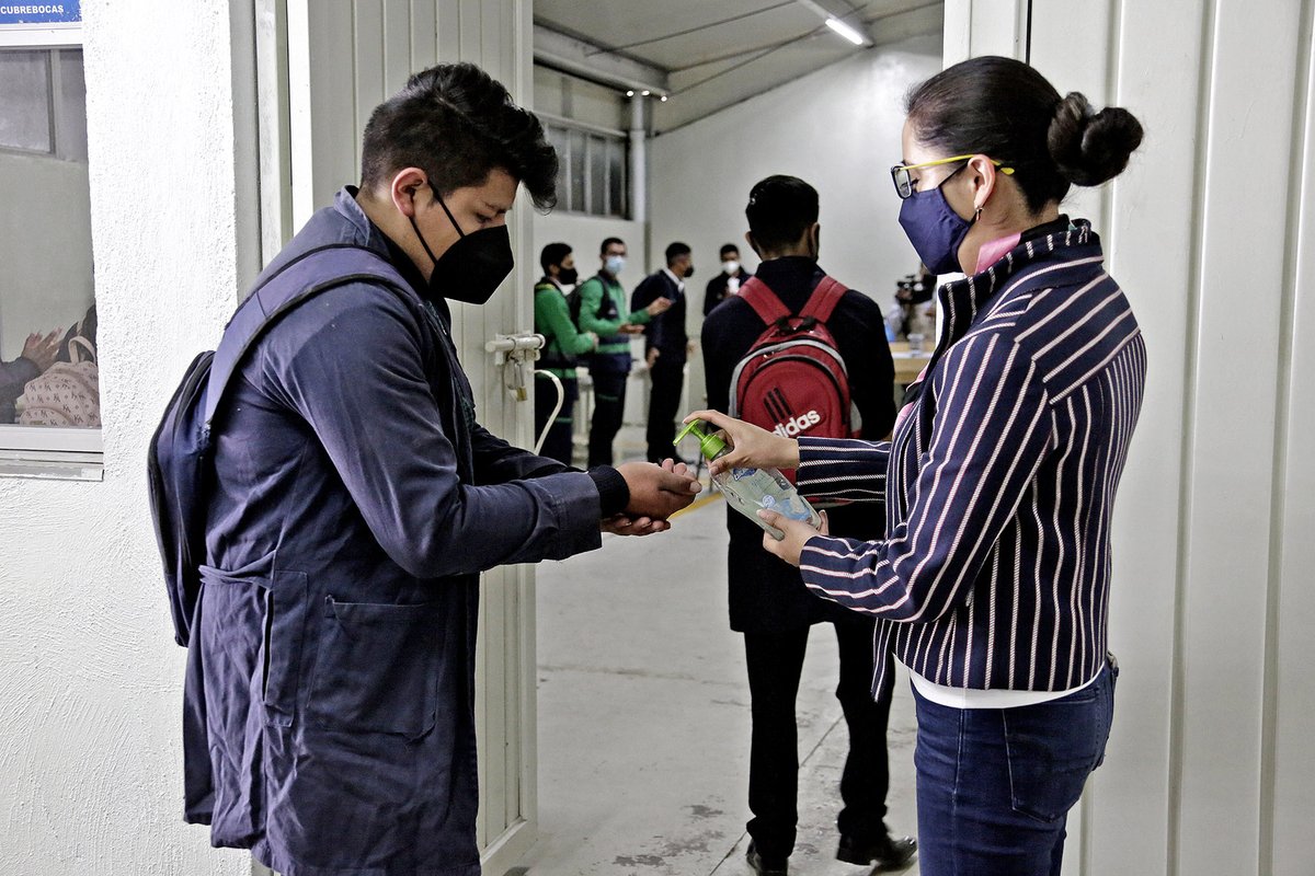 geramonro05's tweet photo. A raíz del cambio de semáforo epidemiológico, seguiremos redoblando las medidas sanitarias para evitar contagios por #Covid_19mx en las escuelas. 
Invitamos a toda la comunidad escolar a sumar esfuerzos con responsabilidad y compromiso, apegándose a los protocolos establecidos. https://t.co/PdczqrvNLi