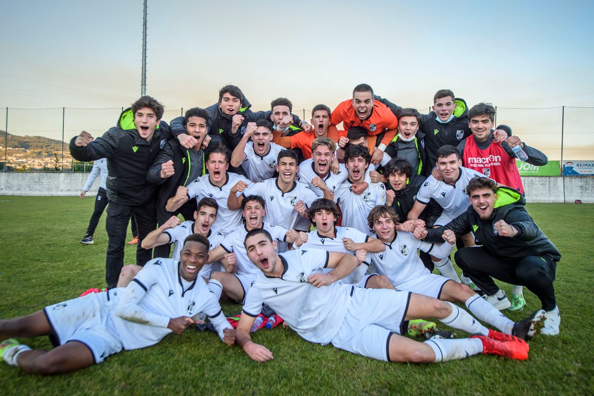 VitoriaSC1922's tweet photo. As 📸 dos festejos do APURAMENTO🎉👏

#TodosPor1 #Sub19 https://t.co/JwInfdifXs