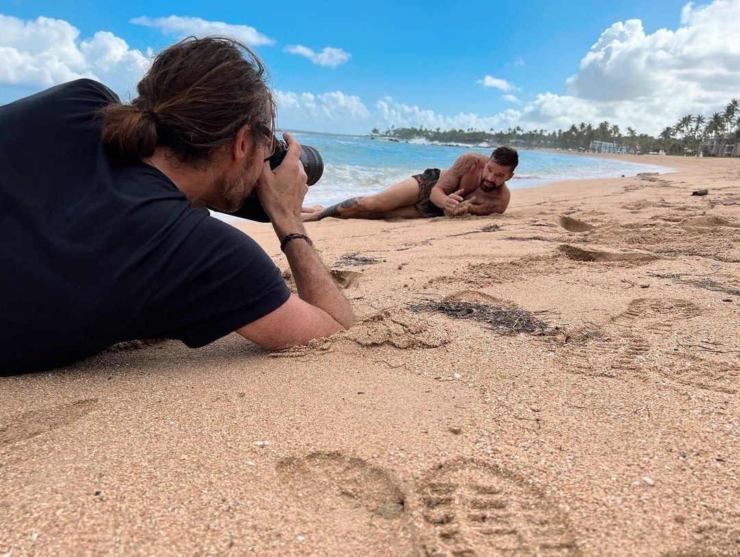 RMEliteRusia's tweet photo. Фотосессия на пляже @ricky_martin #photoshoot #PuertoRico #Dorado #RickyMartin https://t.co/5B8sLmINlK