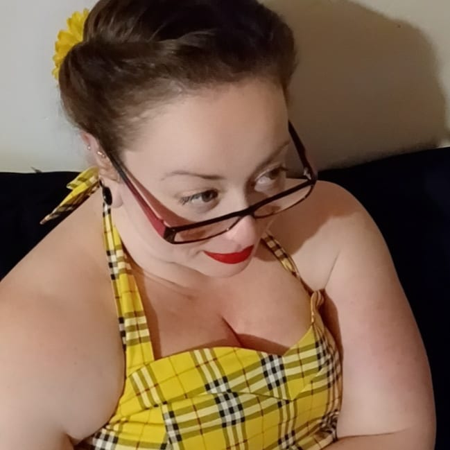 Mo_Mouse82's tweet photo. A yellow dress! I wasn't sure if it would look good but I wanted it. I'm so happy with it!
#yellow #yellowplaid #yellowdress #vintagestyle #halter #redlips #nerdglasses https://t.co/i318x8Te57