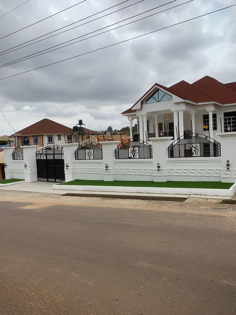 SocratesAPA's tweet photo. For sale at Ahodwo-Daban New site
(5) Bedrooms,hall, dining ECT.
fully furnished
Now going for :Ghs2.4 Million
Kindly DM @luxuryfie https://t.co/DpgfKmW3cm