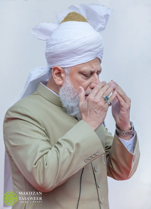 AhmadiyyaMilton's tweet image. My Love is #MyKhalifa

#AhmadiyyaKhilafat is a woven love that Non-Ahmadis CANNOT understand.

This Love increases a #Ahmadi in love of Allah and the Holy Prophet Muhammad (ﷺ)!!!