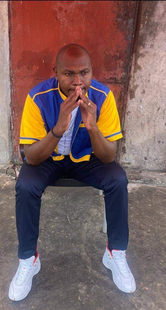 Vu l’urgence, Hormis la maison octroyé à Mm Daida Mpiana et quelques excès de langage, cet homme mérite d’être fixé ( justice) ou relâché complètement. il ne peut pas être détenu arbitrairement, alors que Mr Willy Bakonga est dehors.👉principe  démocratique. 🇨🇩 État de droit 🇨🇩