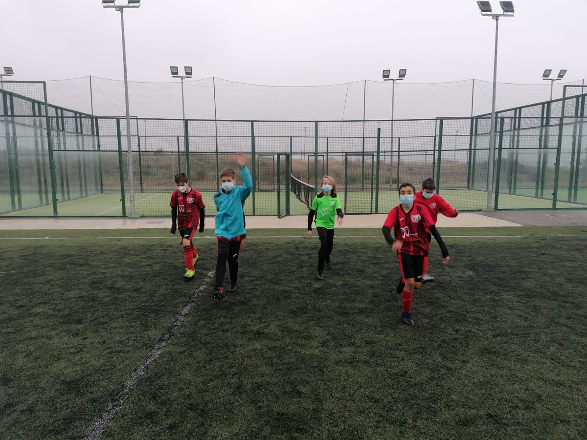 ¡Os habéis adelantado amigos! ¡Sois muy grandes!
Y es que, tras una semana de llamadas y muchos correos, así se ha tenido que presentar nuestro alevín B a jugar su partido de liga. Con 6 bajas no nos han dejado poder aplazar el partido.
Empatía, solo pedimos eso.