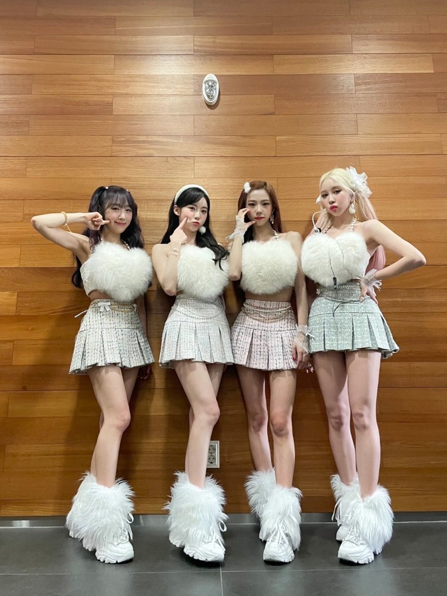 jonginstoes's tweet image. oh i NEED this full outfit