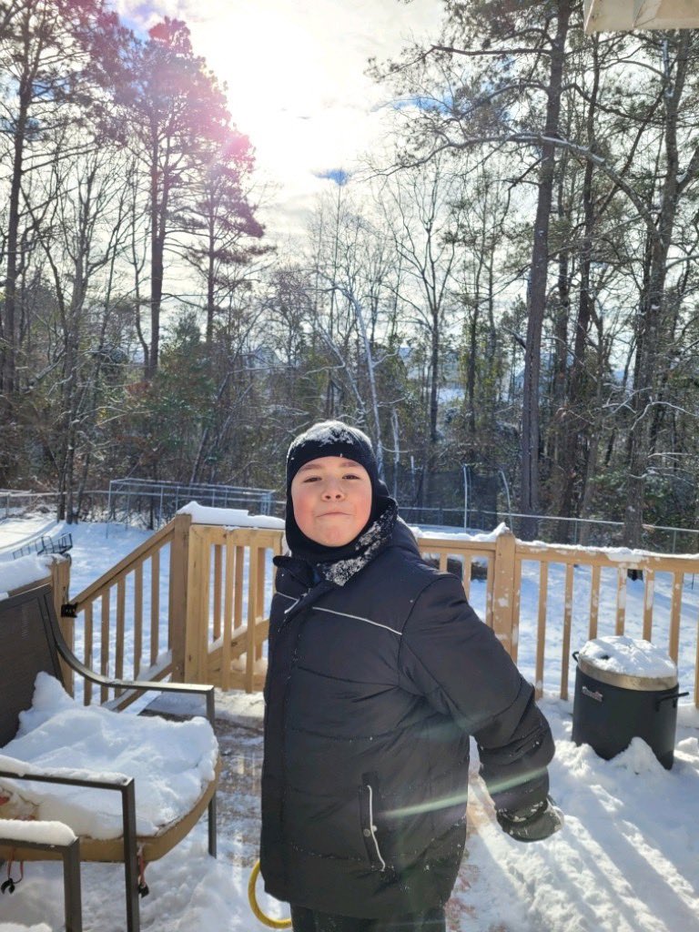 Our 5th grade students having fun in the snow. ❄️☃️<a href="/PickardsEagles/">Kendall Pickard</a> #StudentsMatter