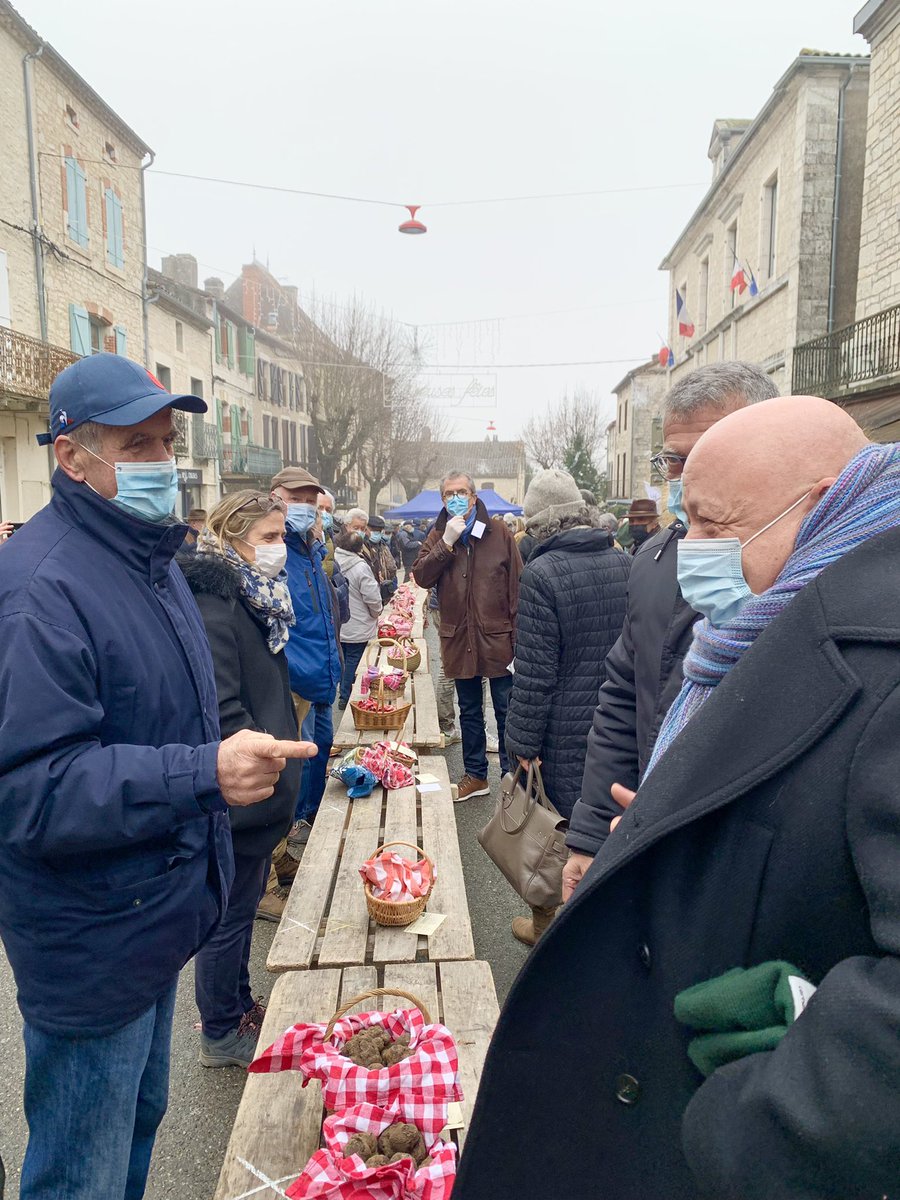 remi_branco's tweet photo. Le Marché aux truffes de Lalbenque est une institution dans le Lot. Merci au chef Thierry Marx pour sa présence et le coup de projecteur mis sur le travail des trufficulteurs du Lot. https://t.co/FeVLtfepGp