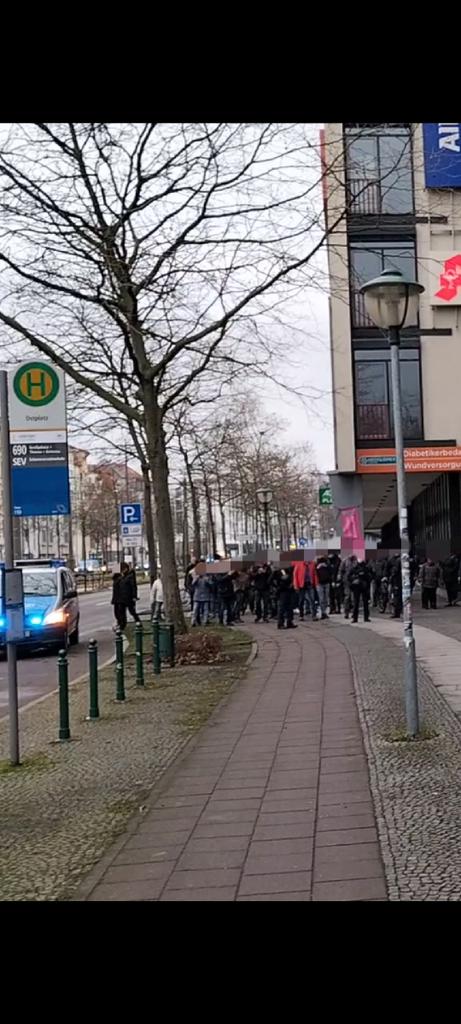 antifakoalala's tweet photo. Mehrere 100 Schwurbler*innen, darunter auch sportliche Jungfaschos bahnten sich unangemeldet den Weg vom Völki Richtung Uni.
Die Polizei Sachsen lief nebenher und schützte zudem den Marsch, statt eingreifen zu wollen und die Coronaschutzverodnung durchzusetzen.

#le2201
#le2401 https://t.co/kDbQ6ndz5A