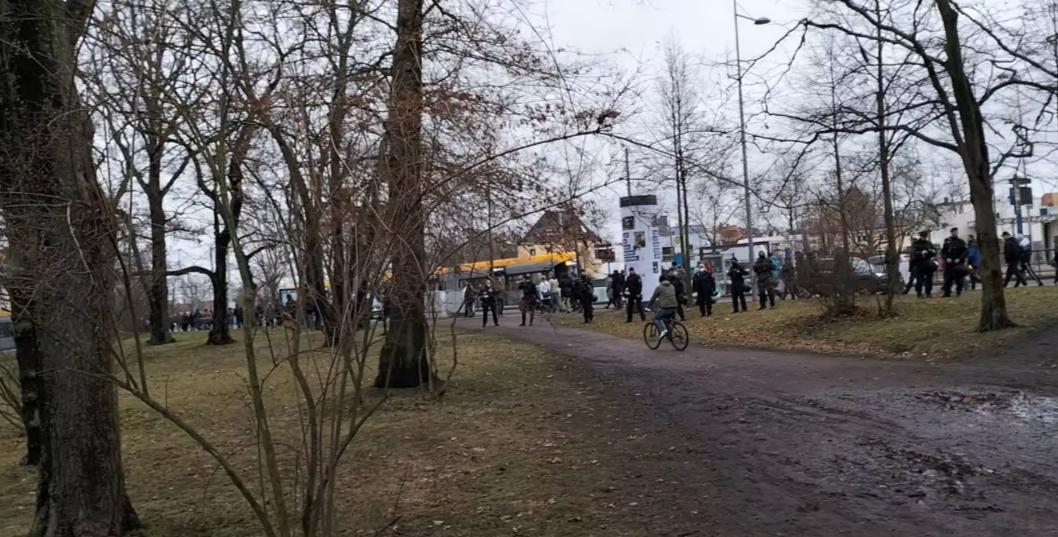 antifakoalala's tweet photo. Mehrere 100 Schwurbler*innen, darunter auch sportliche Jungfaschos bahnten sich unangemeldet den Weg vom Völki Richtung Uni.
Die Polizei Sachsen lief nebenher und schützte zudem den Marsch, statt eingreifen zu wollen und die Coronaschutzverodnung durchzusetzen.

#le2201
#le2401 https://t.co/kDbQ6ndz5A