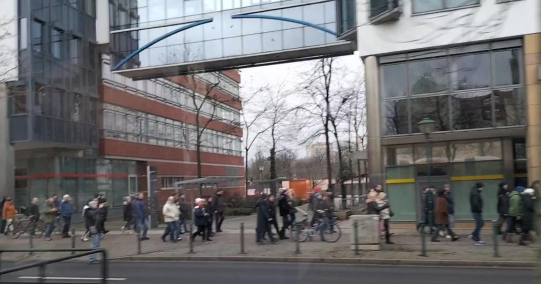 antifakoalala's tweet photo. Mehrere 100 Schwurbler*innen, darunter auch sportliche Jungfaschos bahnten sich unangemeldet den Weg vom Völki Richtung Uni.
Die Polizei Sachsen lief nebenher und schützte zudem den Marsch, statt eingreifen zu wollen und die Coronaschutzverodnung durchzusetzen.

#le2201
#le2401 https://t.co/kDbQ6ndz5A