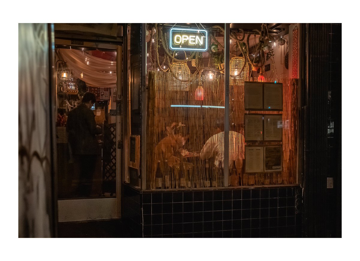 TCerverisPhoto's tweet photo. COVID - when a simple night out for dinner can feel like an illicit, stolen treat.
—————————
#2022tcp #covid #coronavirus #staysafe #pandemic #virus #streetphotography #photography #street #streetstyle #urbanphotography #streets #city  #streetphoto #chinatown #chinatownsf https://t.co/w3kfZwcyKh