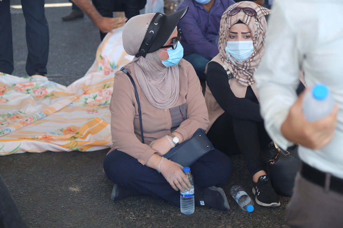 أيها النائب ضع نفسك بمكاني ١٨ سنة قضيتها بالدراسة والتعب لكي احصل عل شهادة عليا وفي النهاية اجلس بالشارع للمطالبة بحقي بالتعيين.. هل هذا إنصاف
معتصمي حملة الشهادات العليا 
#مجلس_النواب_انصف_الشهادات