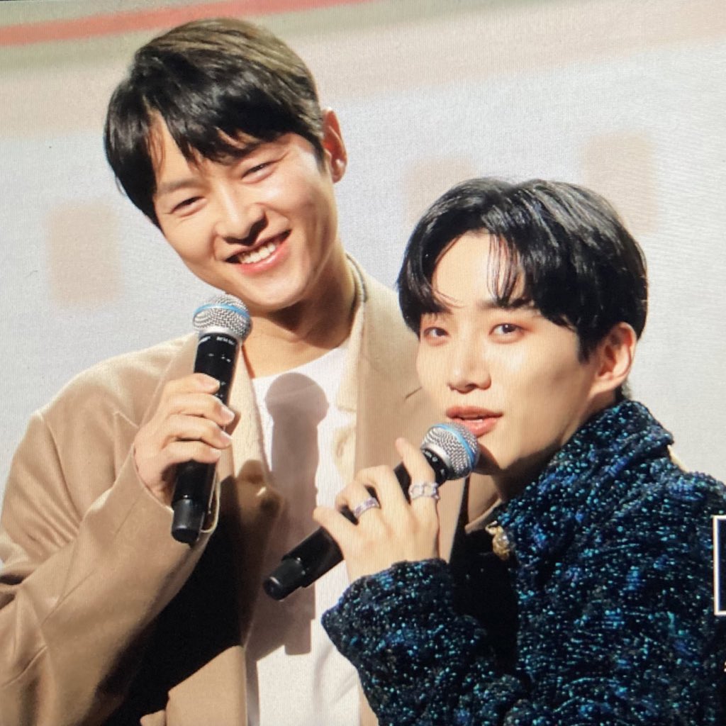 _blackroulette_'s tweet photo. i'm emotional because of this hug 😭 look at joongki's expressions it's so sincere.

this pics makes me realize how proud he is of his friend 

#SongJoongKi #LeeJunHo https://t.co/t3lVTpLy3w