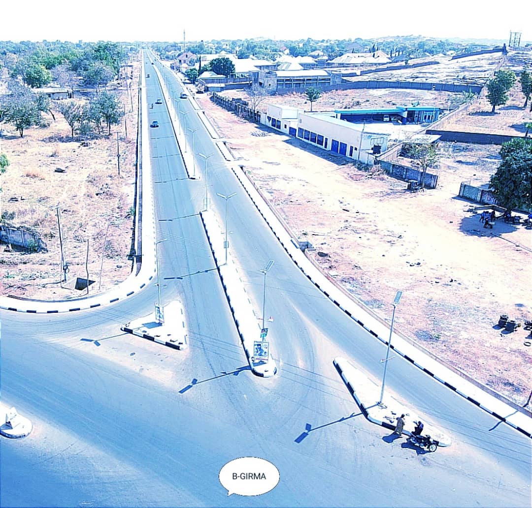 bb_zarah's tweet photo. Jihar Bauchi sabuwa karkashin mulkin Mai girma gwamna Sanata Bala Kaura. Hanyar Yelwa ranabout zuwa tsohon airport Bauchi...BBzarah. (#KSMF) https://t.co/mVzlKXcUN3
