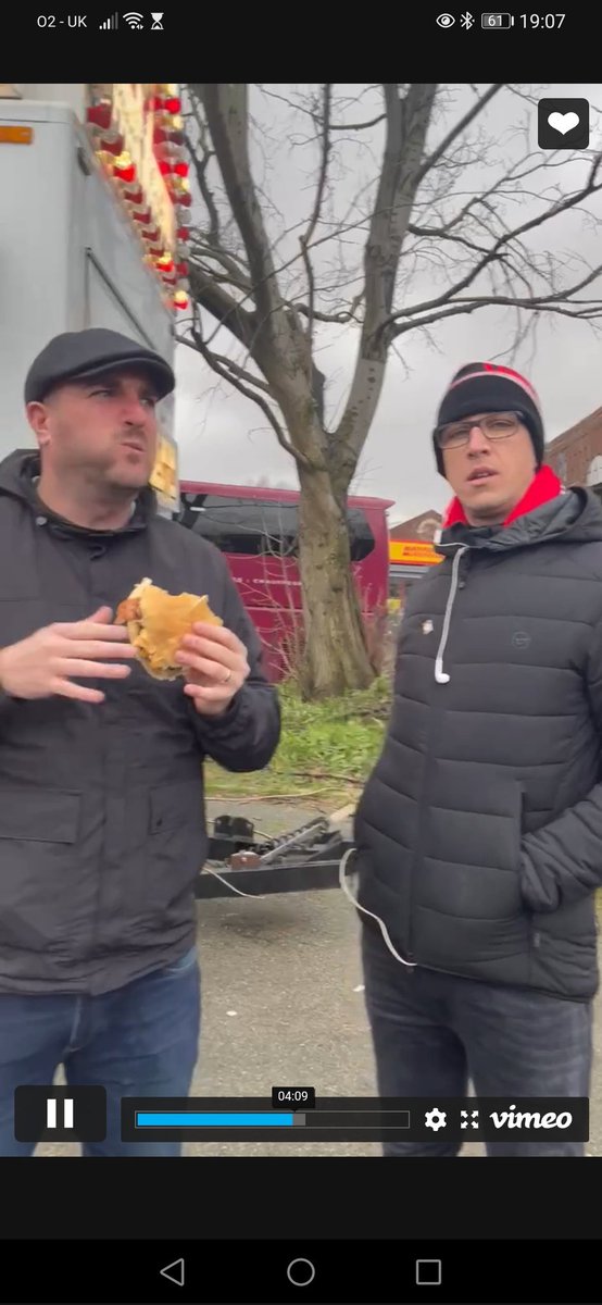 😂😂😂😂 @DaveWalkerWHU

This burger review was worth the Patreon fee alone.. Dave starting on the Welsh Man United fan and then running scared from the burger ladies 😂😂😂 #westhamway