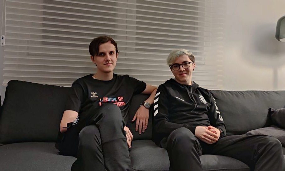 CaseEsports's tweet photo. Добро пожаловать, @madSaNTaS! 🇷🇺

Nuestro equipo ya está al completo en Madrid. Preparaos para el dúo ruso 😎🔥

#GoCase #CaseLoL https://t.co/5sYkXnxVPI