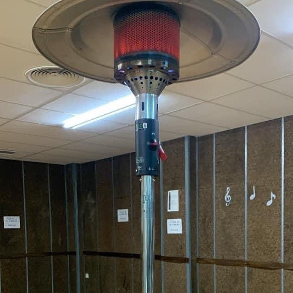 PsoeMonzon's tweet photo. 👎 Hace días que no funciona la calefacción en el local de la Banda Municipal La Lira

🔥 Nos alegra que @AytoMonzon haya tenido la diligencia de provisionarles estufas

🤔 🤦‍♀️ Nos alegraría todavía más que las estufas no estuviesen PROHIBIDAS para uso interior

#Monzón https://t.co/ghFp7FkiPi