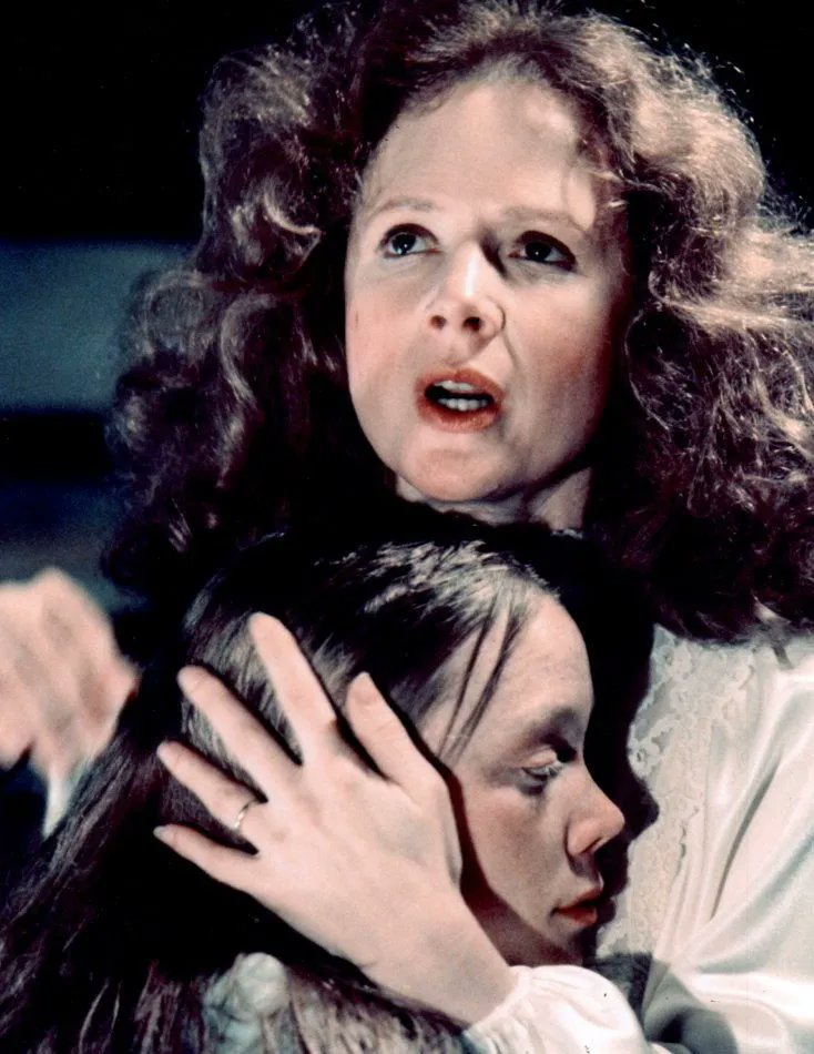 A very happy 90th birthday to Piper Laurie. Pictured here with Sissy Spacek in Carrie, 1976. 