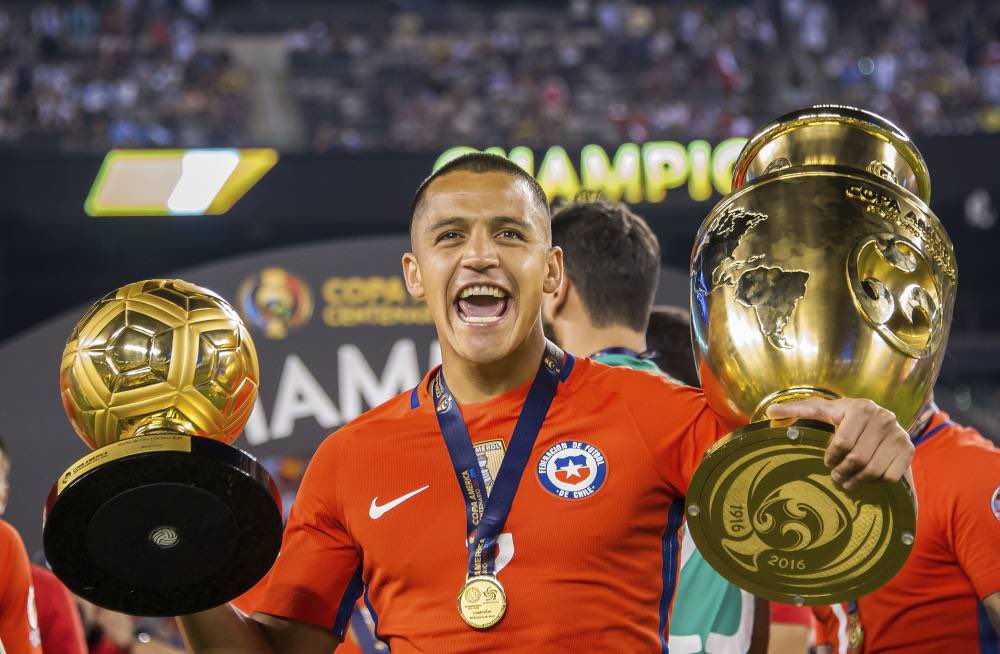 DespliegueFutCL's tweet photo. ¿SABÍAS QUÉ.....?

Alexis Sánchez es el ÚNICO jugador chileno que le ha marcado a todas las selecciones sudamericanas.

🇺🇾: 6 goles
🇧🇴: 4 goles
🇵🇪: 3 goles
🇨🇴: 3 goles
🇪🇨: 3 goles
🇧🇷: 2 goles
🇻🇪: 2 goles
🇵🇾: 1 gol
🇦🇷: 1 gol

LEYENDA @Alexis_Sanchez 🇨🇱 https://t.co/bBUKZ7DOdZ