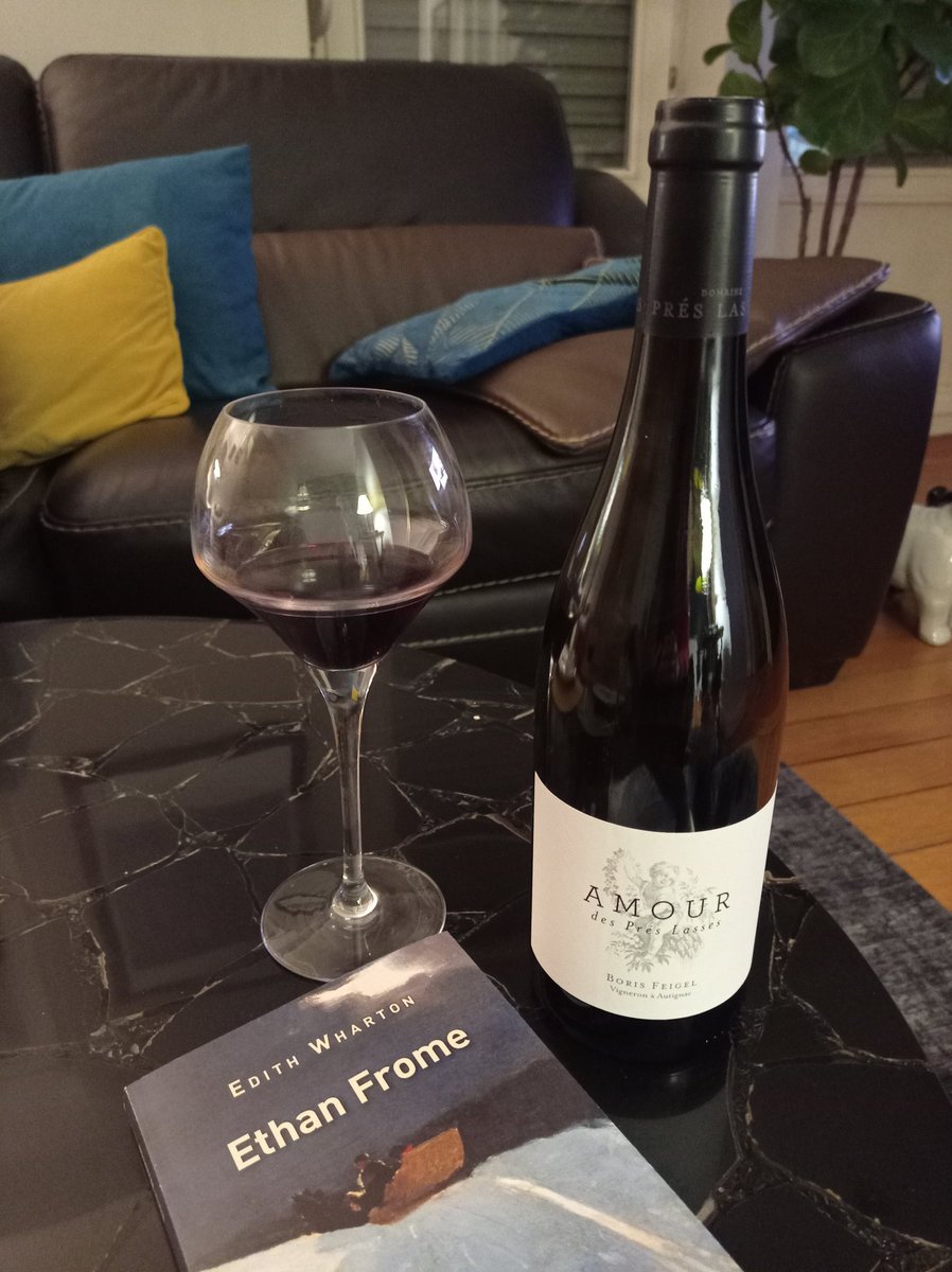 EdithPY2's tweet photo. #NuitsDeLaLecture2022  . Un bon livre, un bon vin. " Aimons nous toujours ! aimons nous encore !" (Victor Hugo). #Lecture #GrandeCauseNationale https://t.co/YBdU6bPuWB