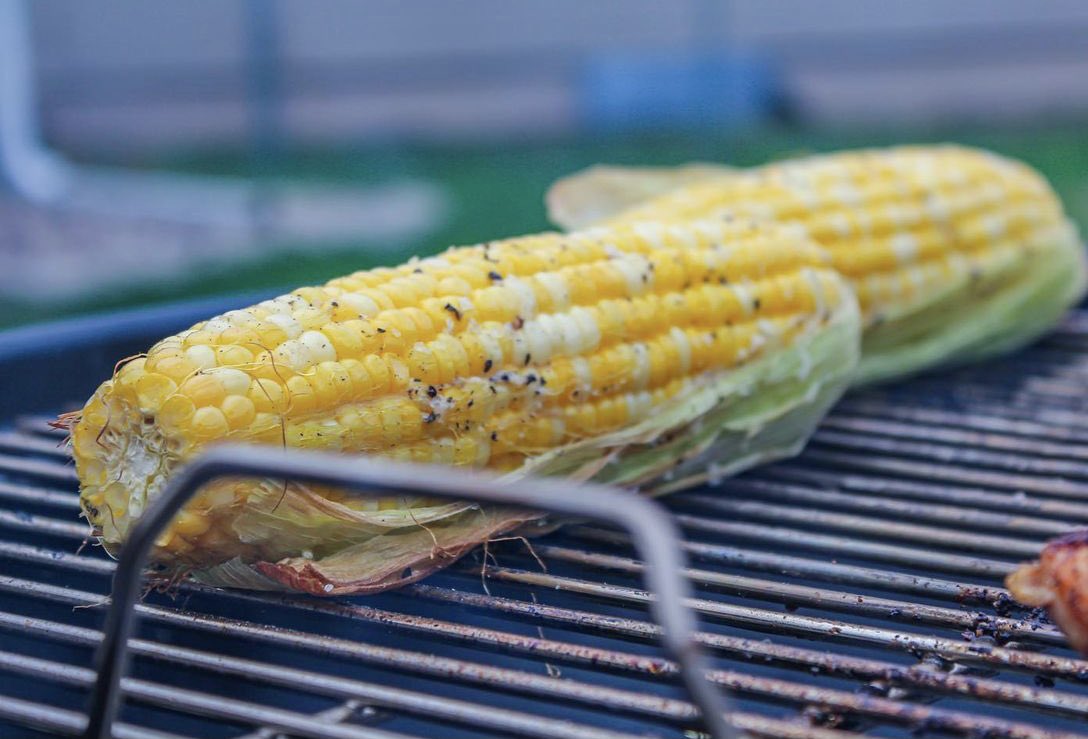 Next_Gen_BBQ's tweet photo. Meat isn’t the only thing that tastes better on the grill. 

What are your favorite grilled veggies?

#teamchargriller #chargriller #corn #sweetcorn #grilled #grilledcorn #food #foodie #delicious #outdoors #photography #deliciousfood #grilling https://t.co/Jr7QiQ1VgV