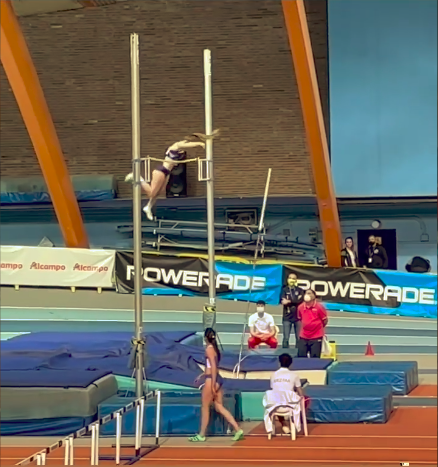 A Saragossa <a href="/clarafernandezz/">Clara Fernández</a> ha establert un nou record CAT U20 de salt de perxa amb 💥4,15💥
📸<a href="/aruizlobito/">Alberto Ruiz - OLY</a>