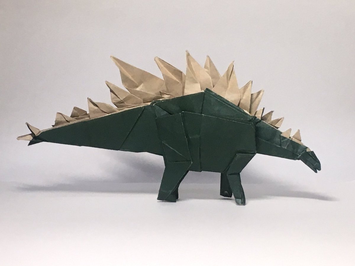 ようやく紙を手に入れたので、
早速折ってみた。