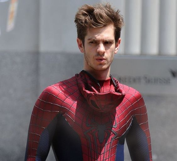 Andrew Garfield, Spider-Man: No Way Home filmindeki kostümünün The Amazing Spider-Man 2 filmindeki kostüm olduğunu doğruladı. 'Kostümüm hala oluyor, tabii şekle girmek için antrenörümle biraz çalışmam gerekti. O konuda baya gergindim.'