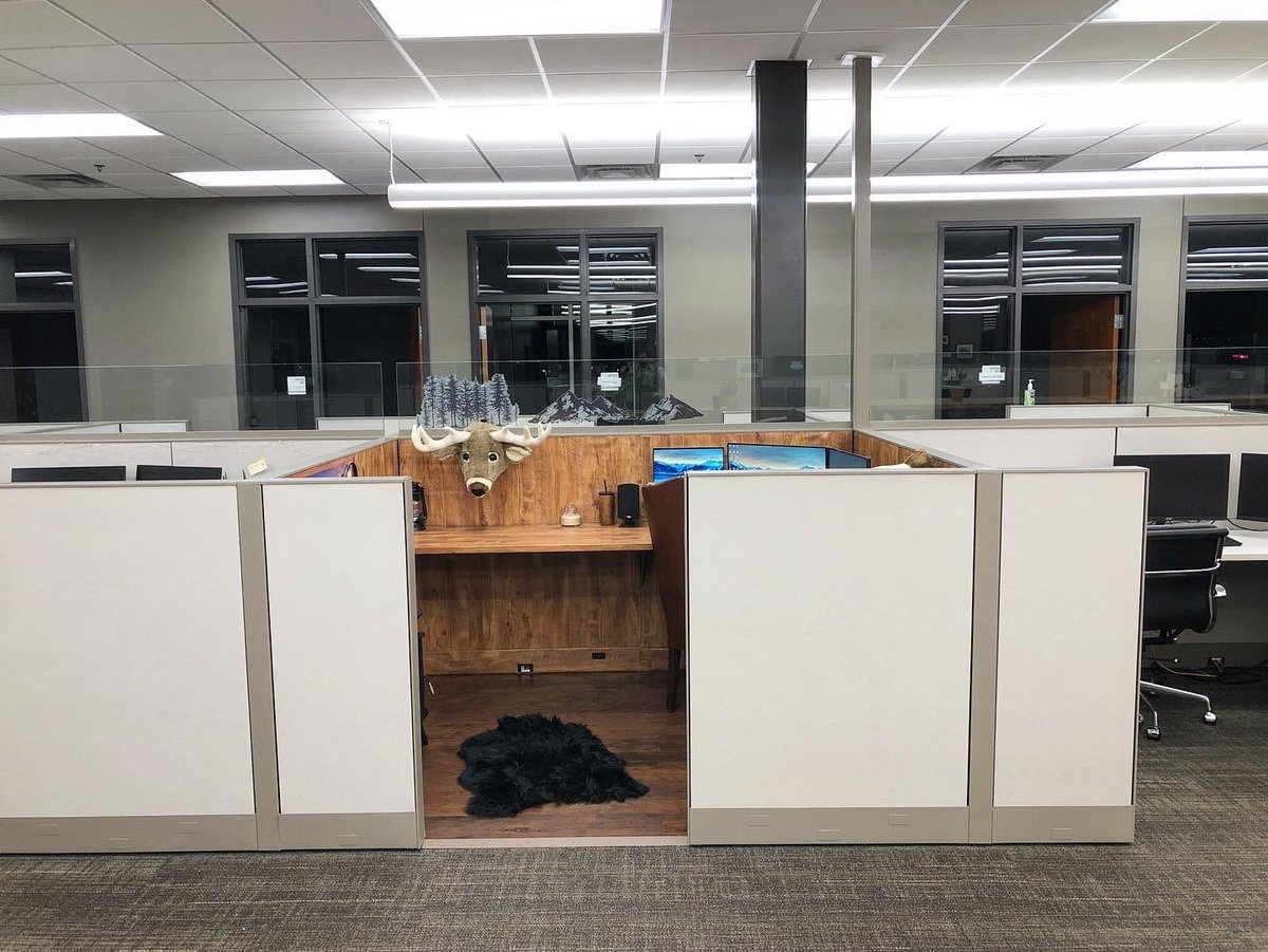 LesNews's tweet photo. Un nouveau salarié de #simplymodern a demandé l’autorisation de personnaliser son espace de travail résultat en photos via @SACNSNew @mikebeckhamsm https://t.co/rzO5GFyxpN