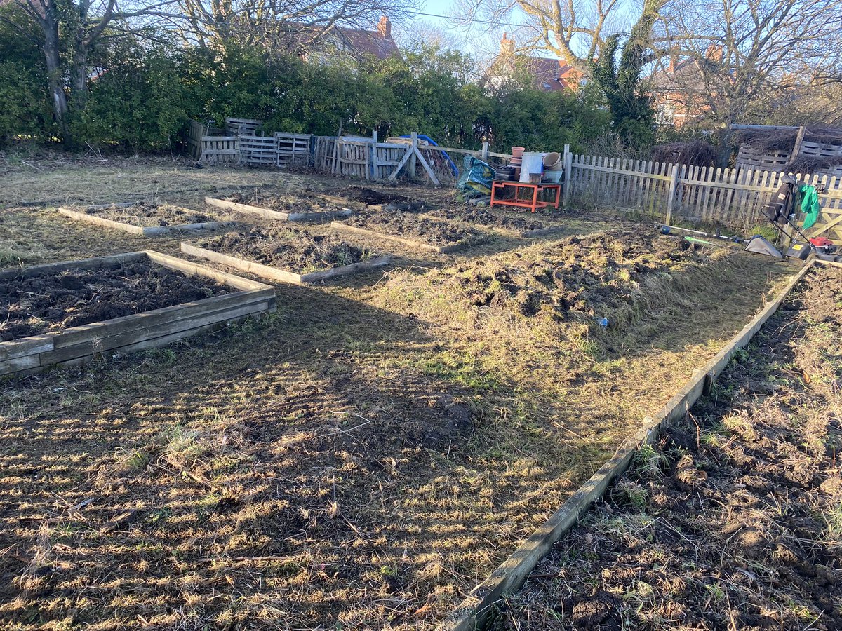 TAS4L's tweet photo. The suns peaking out and schools outdoor spaces will be needed.Has 3 lockdowns, countless burst bubbles, homelearning, taken all your time.
We can help. Before and after of day 1 of 4 days we will spend renovating #seahamtrinityprimary allotment.
#schoolsallotments #allotmentuk https://t.co/nRpV7AJHck