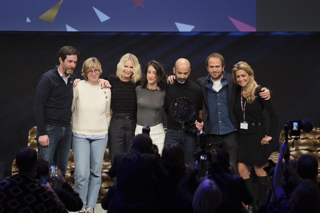 Festivalpedhuez's tweet photo. Le Prix Spécial du Jury du Festival de l'Alpe d'Huez 2022, parrainé par @hiventy, est attribué à ON SOURIT POUR LA PHOTO de @FrancoisUzan.

@ugcdistribution #FAH2022 #PalmarèsduFAH2022 https://t.co/woHHWGq3DW