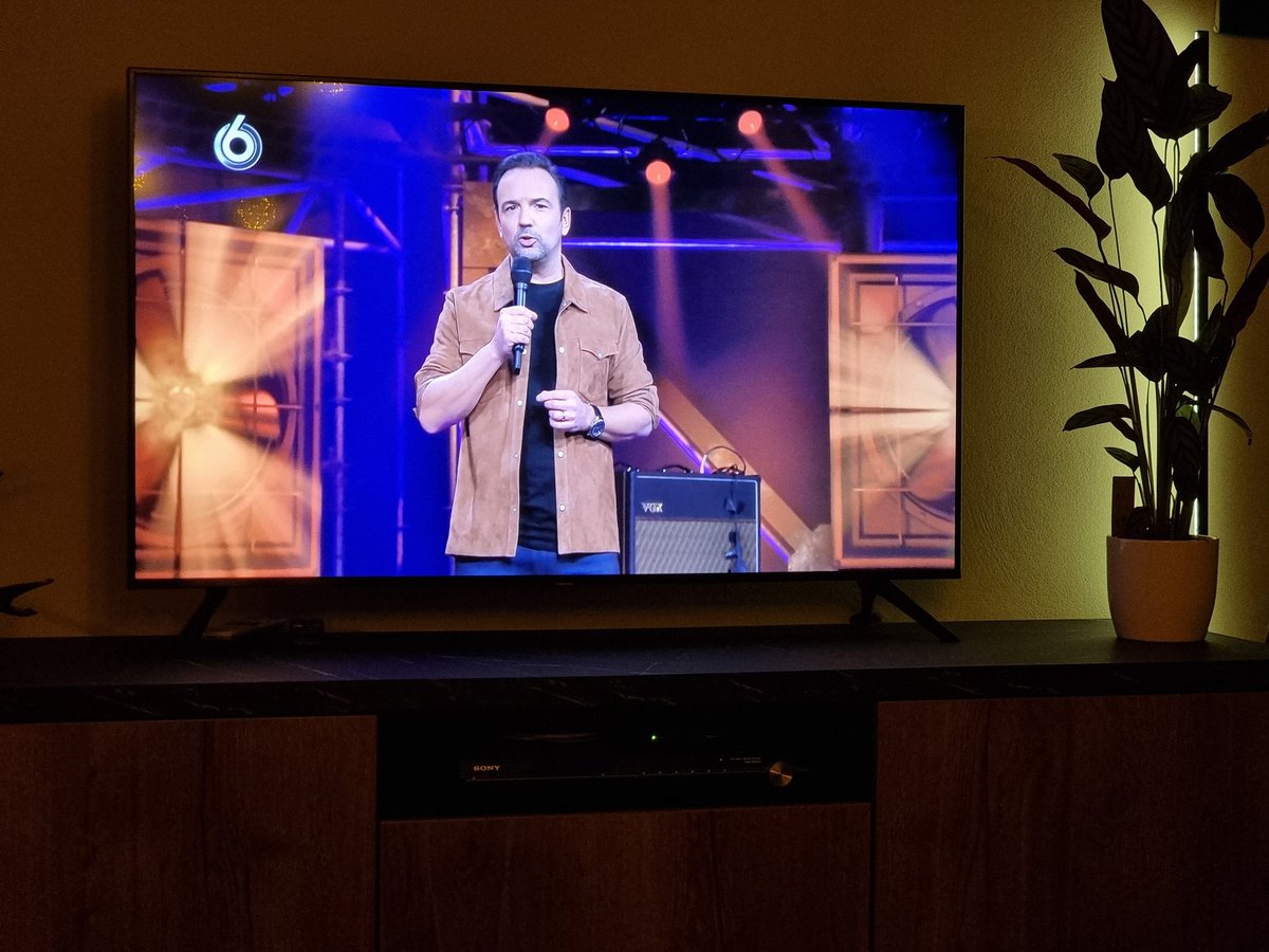 The Tribute - Battle of The Bands kijken.. Kneitergoeie muziek, en het uitzicht is ook niet mis <a href="/gerardekdom/">Gerard Ekdom</a> #thetribute #thebattleofthebands