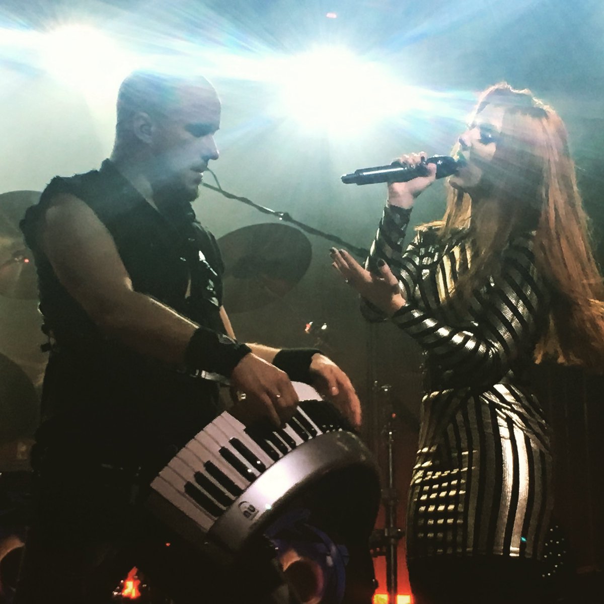 ajvi18's tweet photo. 5 years ago @SimoneSimons and the guys from @Epica  played in Budapest ❤️ https://t.co/MEXhlu04Xw
