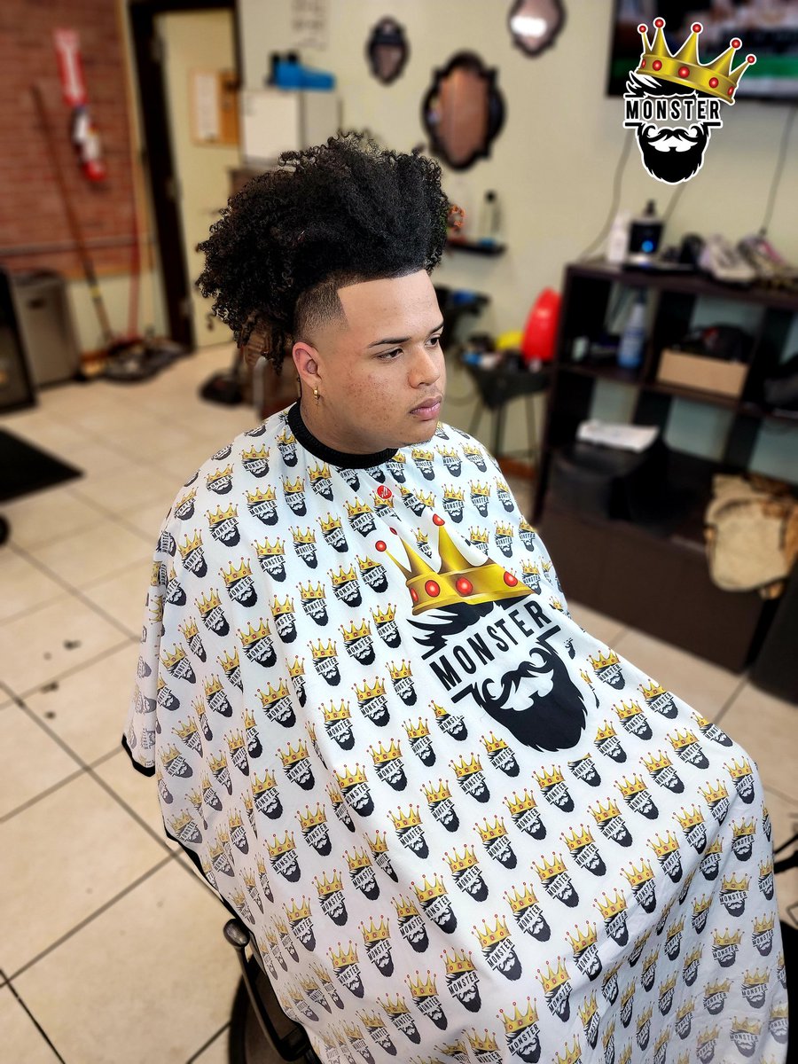 MonsterThaBarb1's tweet image. UCF's O-Line Redshirt Freshman @PBarnett_50 stopped by to get #UCFresh with your boy! #UCF #Knights #Football #KnightNation #changinglivesonehaircutatatime #MonsterPro #BounceHouse #BOOM