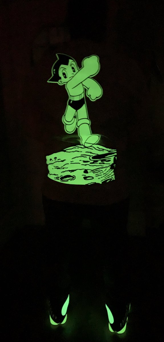 BigDmilz's tweet photo. I felt like #Unds some glow stuff tonight. AJ13 low “Singles Day”. Tshirt by @BAITme. #QuarantineDripCheck 🔋🔋🔋 https://t.co/sZKMihcUz9