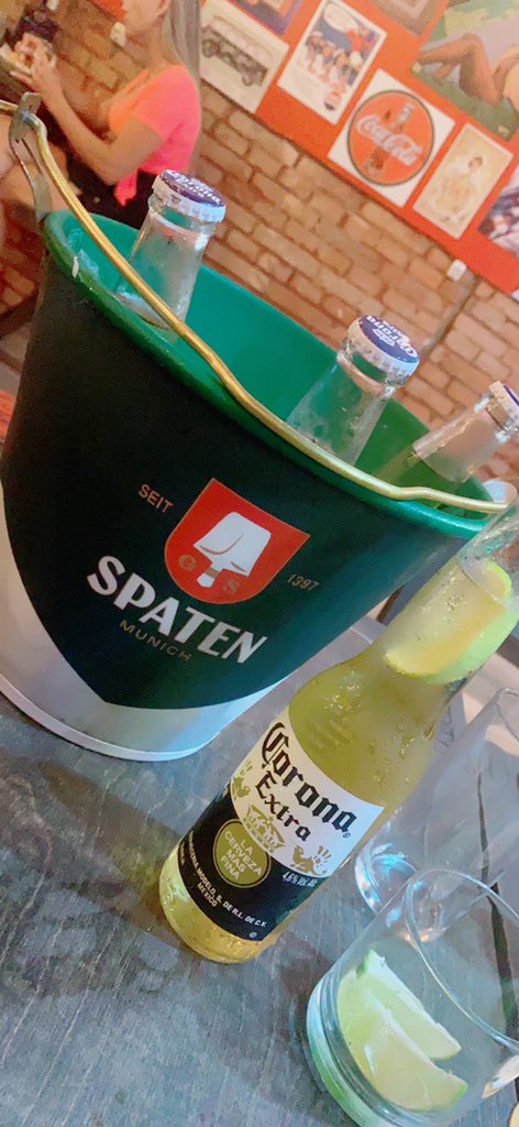 marlon_lamim's tweet photo. Essa noite ta rendendo 🙆🏻🍻🍻🍻 https://t.co/Jz1IoZLrCz
