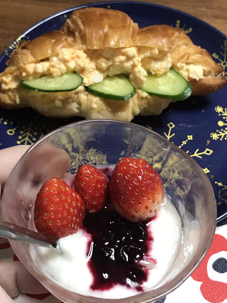 今朝も弘前産カシスから作った自家製カシスジャムをかけて を食べました( ◠‿◠ ) 今日も晴れて落ち着いた一日になりそうですね😊✨