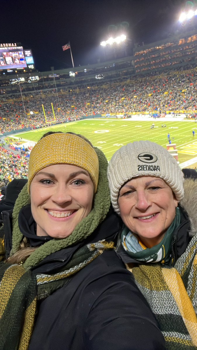 racheldewitt22's tweet photo. #getloudlambeau #gopackgo https://t.co/6WQLKwOR1j