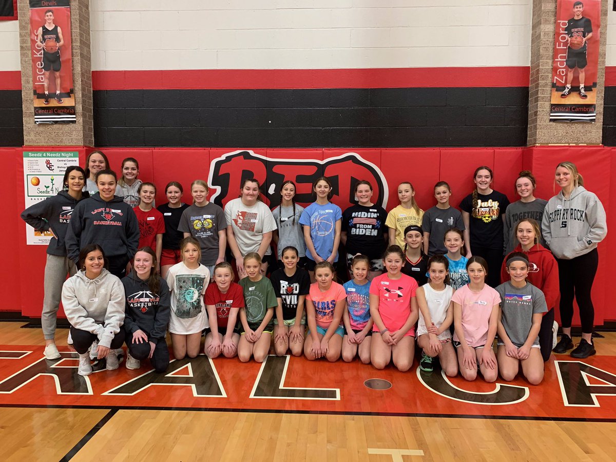 CCRedDevilBball's tweet photo. when the varsity squad cares enough to come work w the young’ns, the program gets stronger… #PayItForward #TogetherOn3 #ccgbb4e https://t.co/oq7z7UrYOw