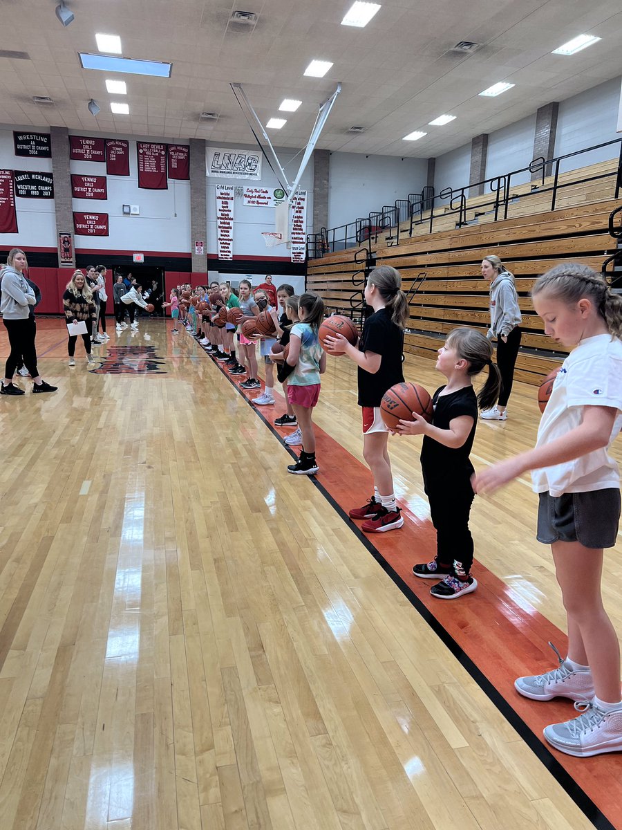 CCRedDevilBball's tweet photo. when the varsity squad cares enough to come work w the young’ns, the program gets stronger… #PayItForward #TogetherOn3 #ccgbb4e https://t.co/oq7z7UrYOw