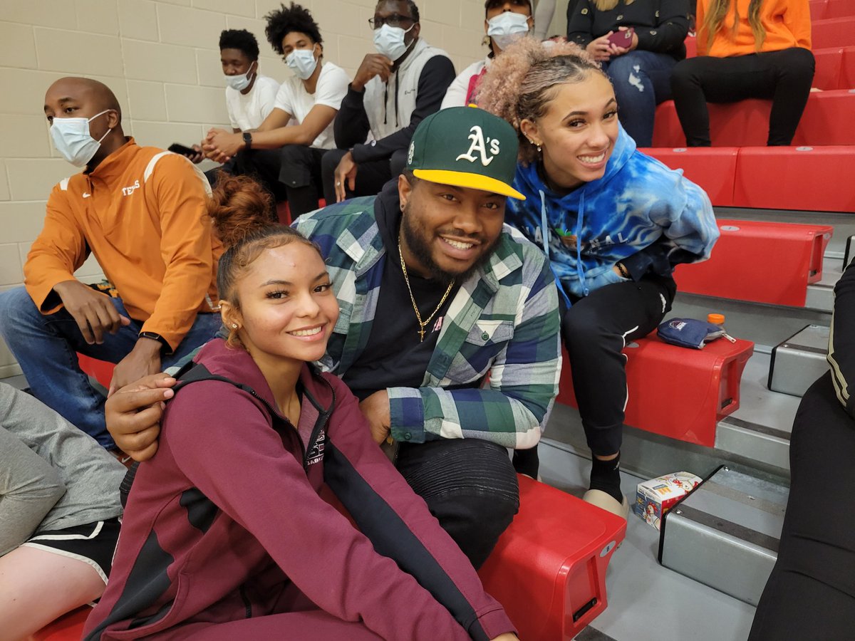 CoachMarkPerry's tweet photo. Great seeing our Hoop Dreams Fam in the House at the Play4Kay Shootout here in Tampa,FL. Much Love to @AjalonGillard, Coach Bruce, and Coach Darren for making the trip!!! @MilahniePerry @CoachMarkPerry @HoopDreams_FL @hoopdreamselite https://t.co/BHwfQkVVNB